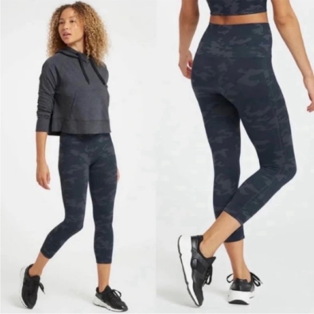 Spanx Camo Look At Me Now Seamless Cropped Legging